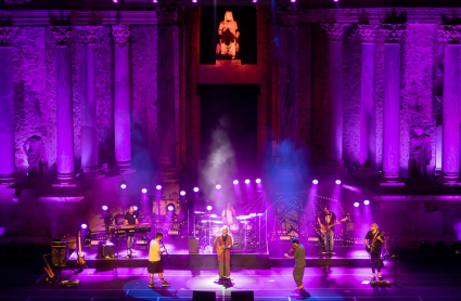 El compositor, músico y cantante Robe Iniesta durante su actuación hoy Domingo en el teatro romano de Mérida, incluido en el Stone Music Festival que se celebra en la capital extremeña.