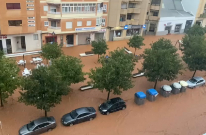 Avenida de la Paz anegada de agua en Almendralejo