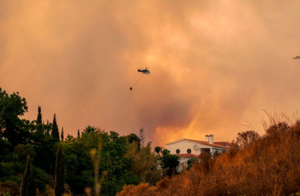 Helicóptero trabajando en la extinción del incendio de Málaga