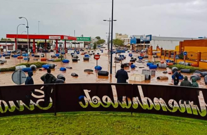 Impactante imagen de los bidones arrastrados por el agua