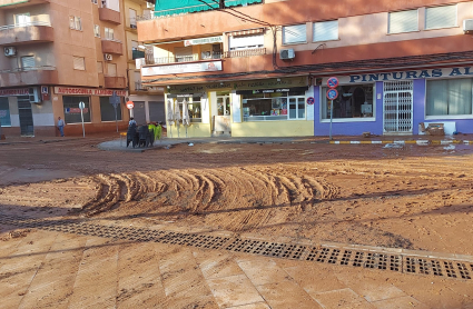 Calle embarrada tras el paso de la tormenta