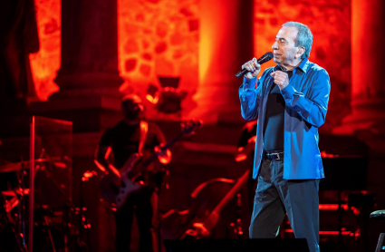 El cantante José Luis Perales ofrece el primero de sus dos conciertos en el marco del Stone Music Festival, este domingo en Mérida.