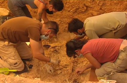 Profesionales trabajando en las excavaciones de Cabeza la Vaca