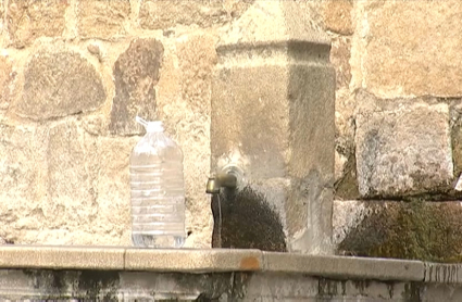 Botella de agua junto a una fuente