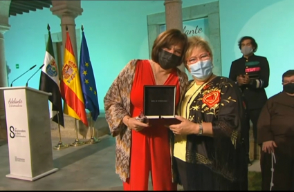 Ana Escudero recibiendo la Medalla de Extremadura de su madre, Josefa Gómez