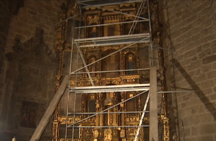 Andamios colocados delante del retablo de Luis de Morales para su restauración