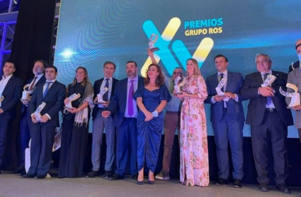 Los galardonados posan con el premio