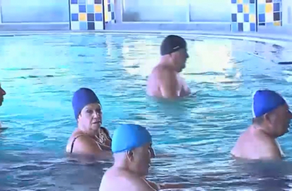 Jubilados disfrutando del balneario de Baños de Montemayor