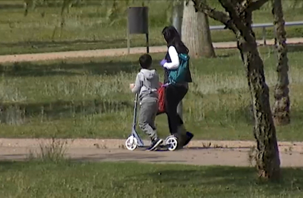 Madre paseando con un hijo