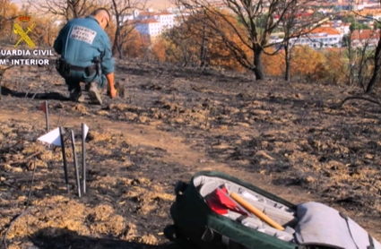 Guardia civil durante la investigación de los incendios