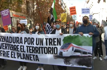 Manifestantes extremeños en Madrid por un tren social y público
