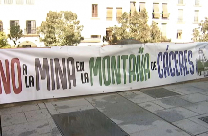 Pancarta que han colocado en los bajos del Ayuntamiento de Cáceres