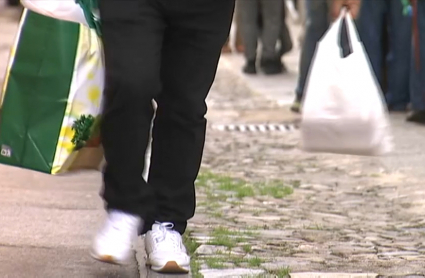 Una persona recoge la comida en un comedor social