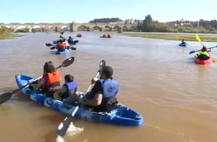 Paseos solidarios en kayak en el Guadiana por el síndrome de Rett