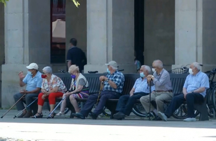 Pensionistas sentados en un banco.