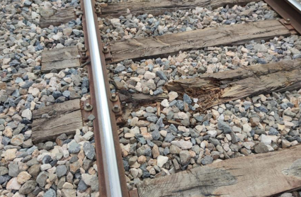 Imagen de las deterioradas traviesas de madera en el tramo Brazatortas-Guadalmez