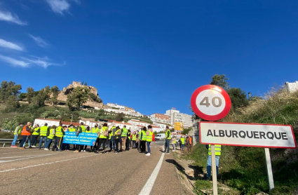 Los trabajadores del ayuntamiento de Alburquerque protestando hoy por el impago de sus nóminas