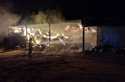 Incendio en naves ganaderas de Aceituna