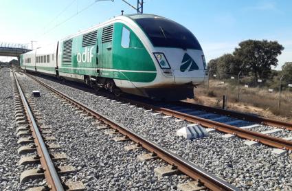 Tren probando la nueva infraestructura del tramo Plasencia-Badajoz