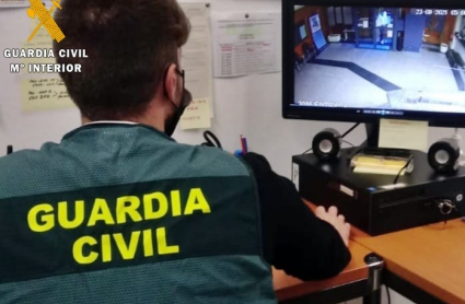 Guardia Civil inspeccionando una de las imágenes del caso