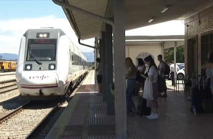 Pasajeros esperando al tren en la estación de Monfragüe