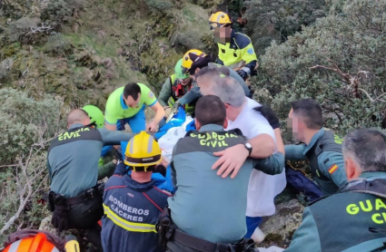 Efectivos de bomberos, sanitarios y Guardia Civil de Coria rescatan al senderista herido en Acebo
