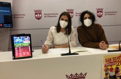 Las concejalas Maite Díaz e Isa Blanco presentan la cabalgata de Reyes Magos.