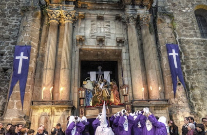 Una cofradía sale de Santo Domingo en Plasencia.