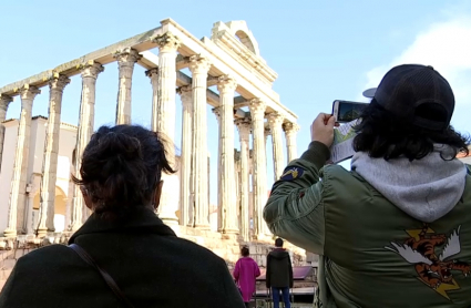 Turistas fotografiando el Templo de Diana