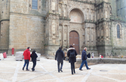 Turistas en la catedral de Plasencia