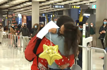 Abrazo por reencuentros en Navidad en el aeropuerto