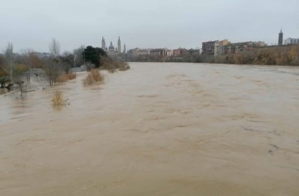 Zaragoza espera la crecida del Ebro