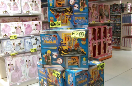 Cajas de juguetes en una tienda