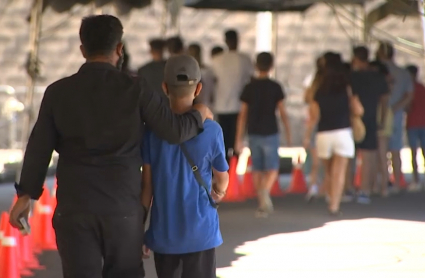 Menores de edad, acudiendo a vacunaciones masivas junto a sus padres.