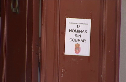 Cartel con las nóminas sin cobrar en Alburquerque