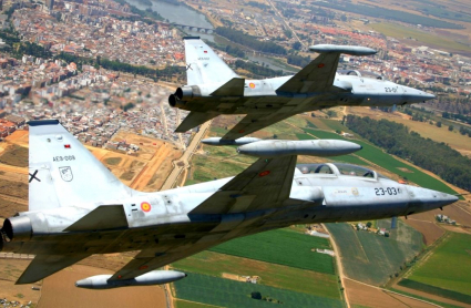 Militares realizando ejercicios de entrenamiento sobre Badajoz en una imagen de archivo