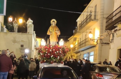 San Vicente de Alcántara procesiona en remolque para evitar contagios