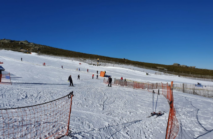 Esquiadores disfrutando de la nieve en La Covatilla