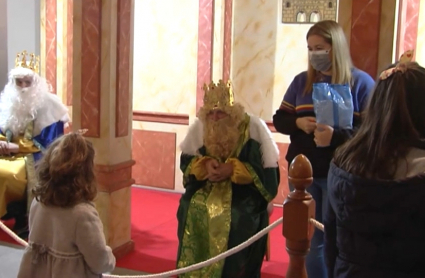 Los Reyes Magos escuchan las peticiones de los niños en Mérida