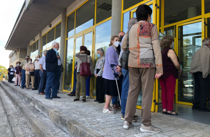 Colas para recibir la tercera dosis de la vacuna en Badajoz