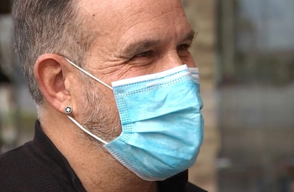 Isidro Ortiz frente a la Pizzería donde salvó la vida a un comensal