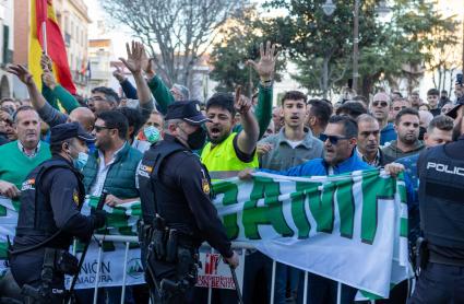  Decenas de agricultores mantienen una protesta en las inmediaciones del Ayuntamiento de Don Benito, coincidiendo con la visita del presidente del Gobierno, Pedro Sánchez, a esta localidad, y en la que ya se han producido momentos de tensión entre manifestantes y efectivos policiales.