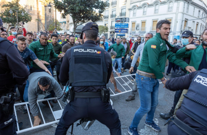 Decenas de agricultores mantienen una protesta en las inmediaciones del Ayuntamiento de Don Benito, coincidiendo con la visita del presidente del Gobierno, Pedro Sánchez, a esta localidad, y en la que ya se han producido momentos de tensión entre manifestantes y efectivos policiales. 