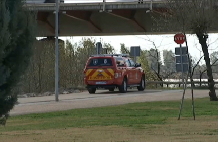 Bomberos en el río Guadiana en Badajoz