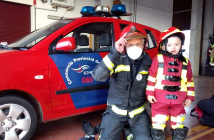 Yago ha cumplido sus sueño de ser bombero por un día gracias al parque de Almendralejo