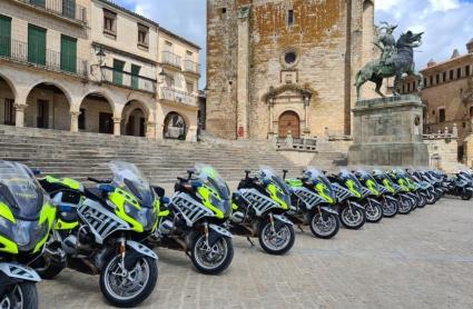 Las 30 motos de la Guardia Civil de tráfico estacionadas en Trujillo