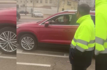 Piquetes del paro de transportistas dirigiéndose al presidente de la Junta de Extremadura, Guillermo Fernández Vara