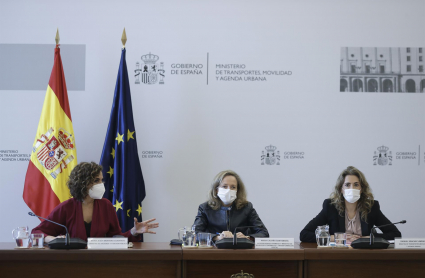 La vicepresidenta primera del Gobierno y ministra de Economía, Nadia Calviño (c) junto a la ministra de Hacienda, María Jesús Montero (i) y la de Transporte Raquel Sánchez (d) durante su encuentro con los miembros del Comité Nacional del Transporte por Carretera (CNTC) este jueves en la sede del Ministerio.