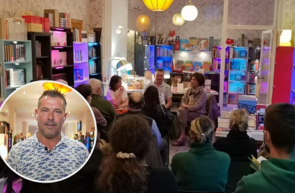 El escritor Baltasar Montaño, en la librería La Puerta de Tanhauser de Plasencia