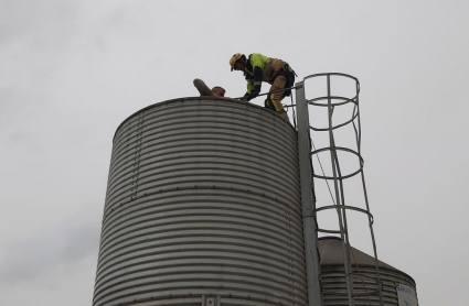 El bombero de la Diputación Provincial de Badajoz, rescatando al trabajador